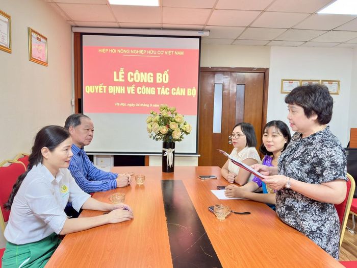 Bà Lê Thị Thanh Hương, Chánh Văn phòng Hiệp hội Nông nghiệp hữu cơ Việt Nam, công bố quyết định bổ nhiệm bà Mai Thị Lan Hương giữ chức Phó Giám đốc Bio-TCORTS.
