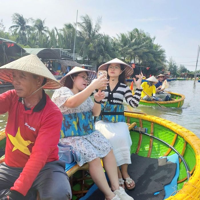 Đi thuyền thúng trên rừng dừa bảy mẫu