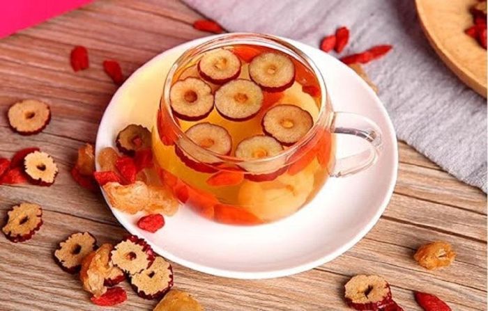 Trà gừng táo đỏ là một thức uống dưỡng sinh tuyệt vời giúp làm ấm cơ thể, dưỡng huyết, hỗ trợ tiêu hóa và giảm cân hiệu quả.