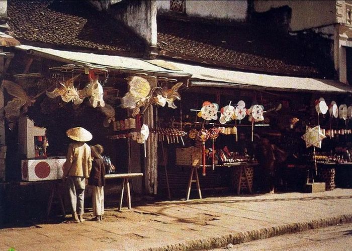 Mỗi mùa Trung thu, Hàng Mã, Hàng Gai lại trở thành điểm đến quen thuộc của trẻ nhỏ khi được cha mẹ đưa đi ngắm và chọn mua đồ chơi. 