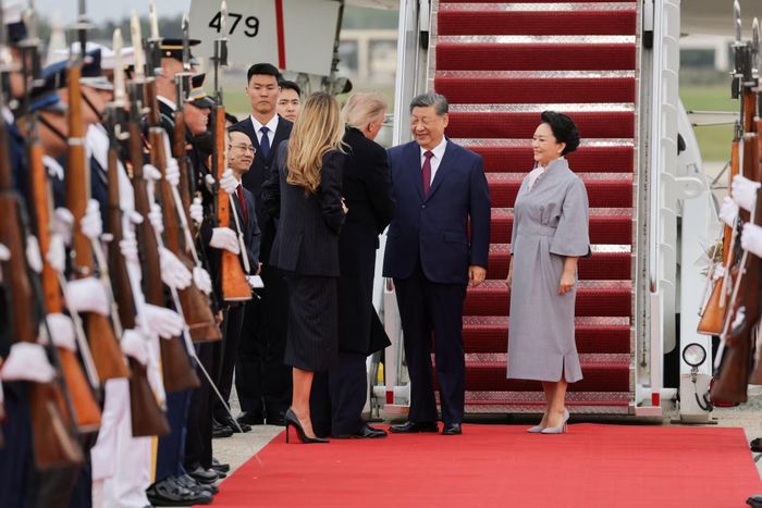 Tổng thống Trump và Đệ nhất phu nhân Melania Trump bắt tay ông Tập và Phu nhân khi nhà lãnh đạo Trung Quốc bước xuống máy bay. (Ảnh: Reuters)