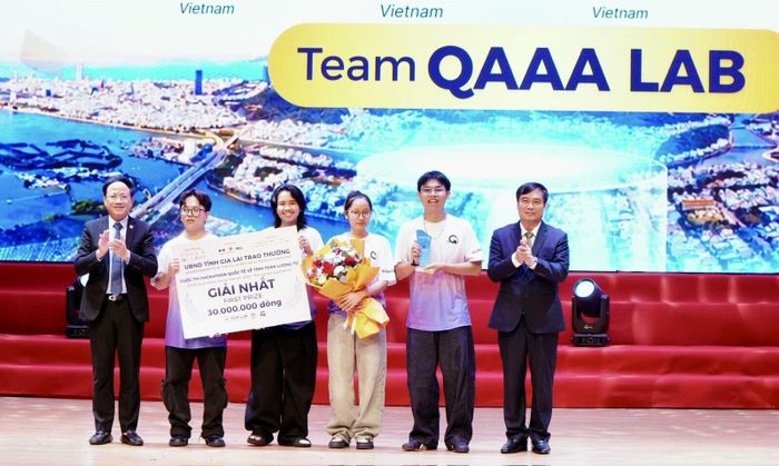 UBND tỉnh Gia Lai trao thưởng cho đội thi đạt giải nhất cuộc thi Quantathon Gia Lai 2026. (Ảnh: Cổng TTĐT Gia Lai)