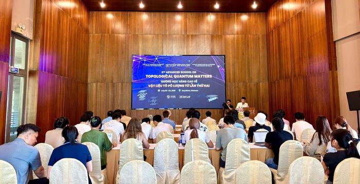 Chương trình Trường học nâng cao về vật liệu tô-pô lượng tử lần thứ hai của Gia Lai thu hút đông đảo các chuyên gia, nhà khoa học. (Ảnh: Cổng TTĐT Gia Lai)