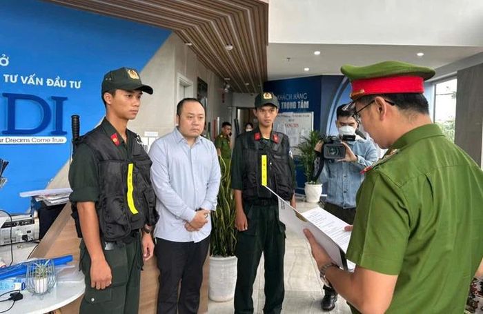 Cơ quan công an công bố lệnh khám xét trụ sở chính Công ty GFDI hồi năm 2024.