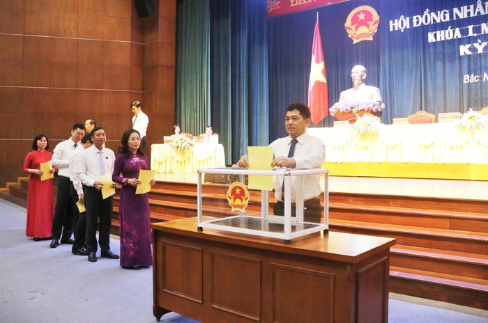 100% đại biểu HĐND TP Bắc Ninh bỏ phiếu bầu ông Đào Thanh Trường làm PCT UBND thành phố Bắc Ninh.