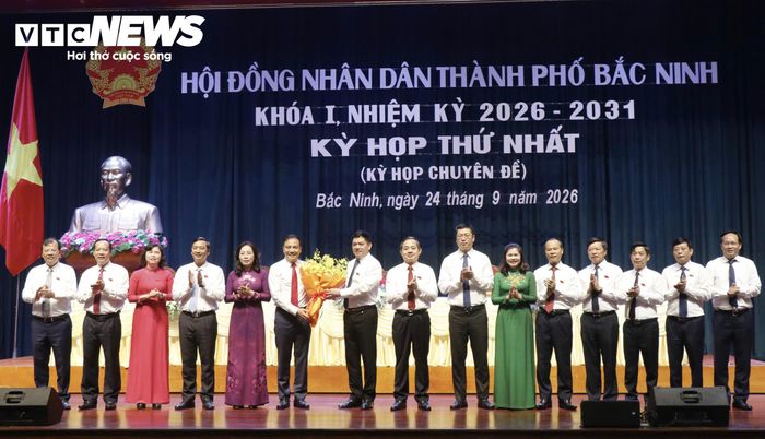 Lãnh đạo thành phố Bắc Ninh tặng hoa chúc mừng tân Phó Chủ tịch UBND thành phố Đào Thanh Trường.