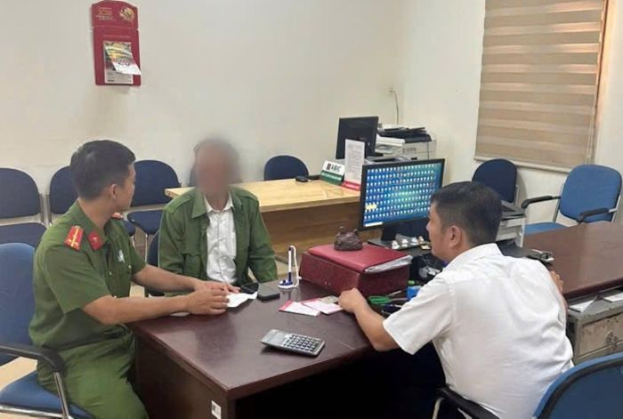 Cán bộ Công an xã Mỹ Thuỷ tuyên truyền, phân tích rõ thủ đoạn giả danh cơ quan chức năng, tạo tâm lý lo sợ để yêu cầu người dân chuyển tiền nhằm chiếm đoạt tài sản cho ông T.H. (Ảnh: Công an xã Mỹ Thuỷ)