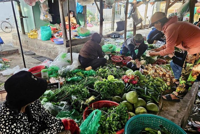 Ngoài ra, chợ còn bán các loại rau củ ở địa phương trồng được.