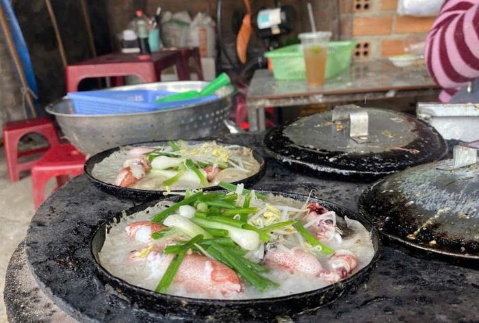Món bánh xèo với 5 con mực tươi rói có giá 5.000 đồng/cái kèm nước chấm và rau sống.