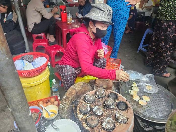 Bánh căn giá 10.000 đồng/đĩa/5 cái được đúc nóng hổi tại chỗ. 