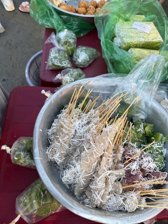 Bòn bon (hay còn gọi bánh tằm) có giá 1.000 đồng/cây.