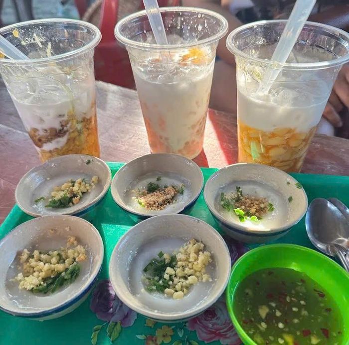 Bánh bèo có giá 1.500 đồng/chén và chè có giá 3.000 đồng/ly.