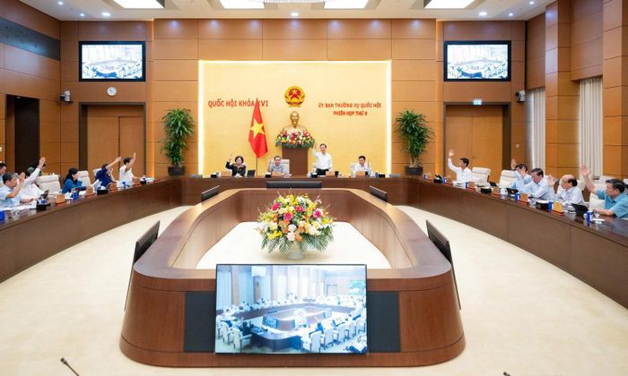 Ủy ban Thường vụ Quốc hội biểu quyết thông qua về mặt nguyên tắc dự thảo Nghị quyết quy định về chế độ bảo vệ Thẩm phán. (Ảnh: Media Quốc hội)