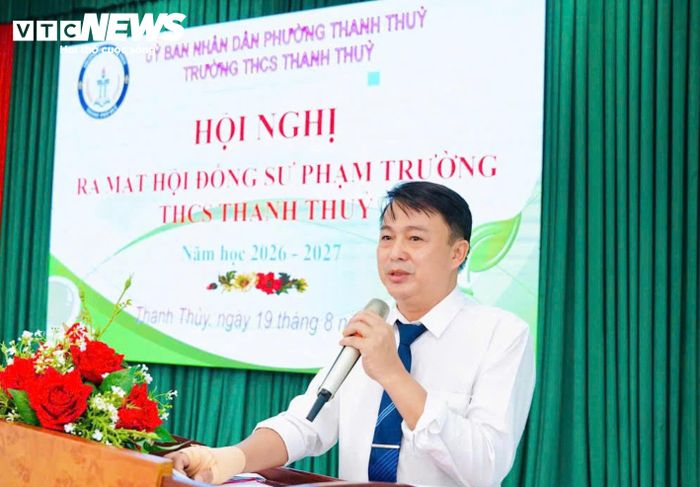 Thầy Phan Văn Công - Hiệu trưởng Trường THCS Thanh Thuỷ.