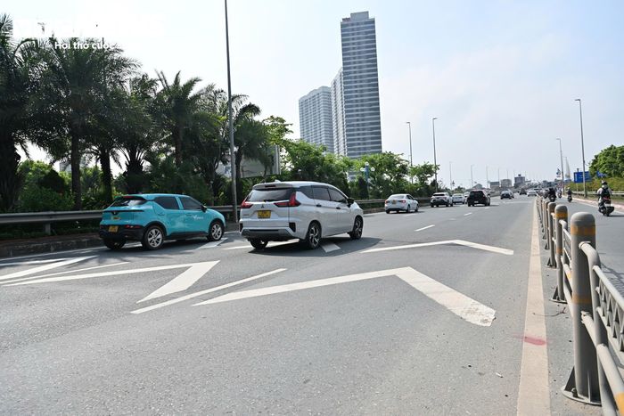 Vạch kẻ xác định khoảng cách có hình mũi nhọn, được sơn kẻ ở các làn đường dành cho ô tô