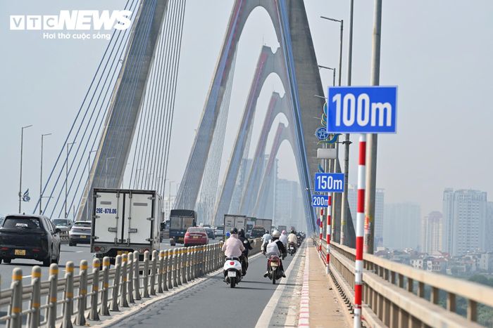 Tại mỗi vị trí trên thành cầu có 5 biển báo thể hiện các mốc 0, 50, 100, 150 và 200m. Tương ứng với các biển báo là những vạch sơn trên mặt đường để tài xế ước lượng khoảng cách với xe phía trước.