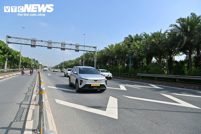 Vạch sơn xác định khoảng cách xe xuất hiện ở 2 đầu cầu và giữa cầu. Việc bổ sung hệ thống biển xác định khoảng cách xe và sơn kẻ mũi nhọn trên cầu Nhật Tân không chỉ nhằm xử lý một điểm có nguy cơ mất an toàn mà còn hướng tới thay đổi hành vi của tài xế