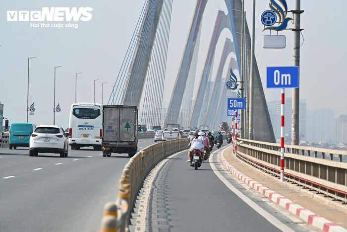 Trước đó, Phòng CSGT Công an TP Hà Nội phối hợp với các đơn vị thuộc Sở Xây dựng khảo sát thực địa cầu Nhật Tân. Qua khảo sát, các đơn vị thống nhất một số giải pháp điều chỉnh tổ chức giao thông nhằm chủ động phòng ngừa tai nạn, đặc biệt là nguy cơ xảy ra va chạm liên hoàn trên tuyến. Căn cứ kết quả khảo sát hạ tầng và tình hình phương tiện lưu thông, liên ngành dự kiến bổ sung biển cảnh báo khoảng cách, điều chỉnh quy định tốc độ theo từng làn xe, bổ sung hệ thống phản quang và sơn lại vạch kẻ đường. Các giải pháp dự kiến được triển khai ngay trong tháng 9.