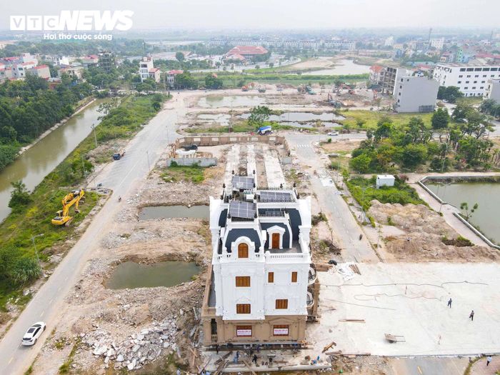 Đến ngày 24/9, khối biệt thự đã di chuyển an toàn được khoảng 200m, đạt 50% chặng đường.