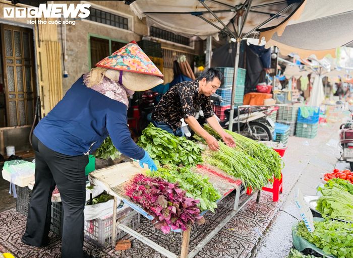 Rau xanh tăng giá khiến người mua và người bán đề gặp khó.