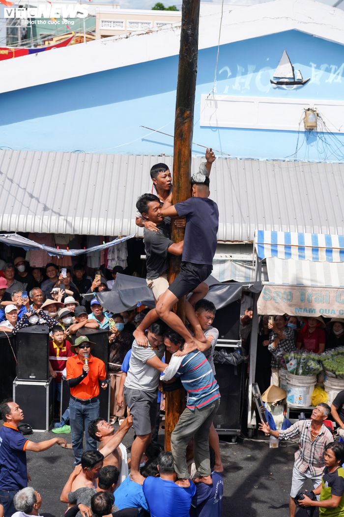 Không chỉ đòi hỏi sức khỏe và sự dẻo dai, trò chơi còn yêu cầu các thành viên phối hợp ăn ý để đưa một người lên vị trí cao nhất.