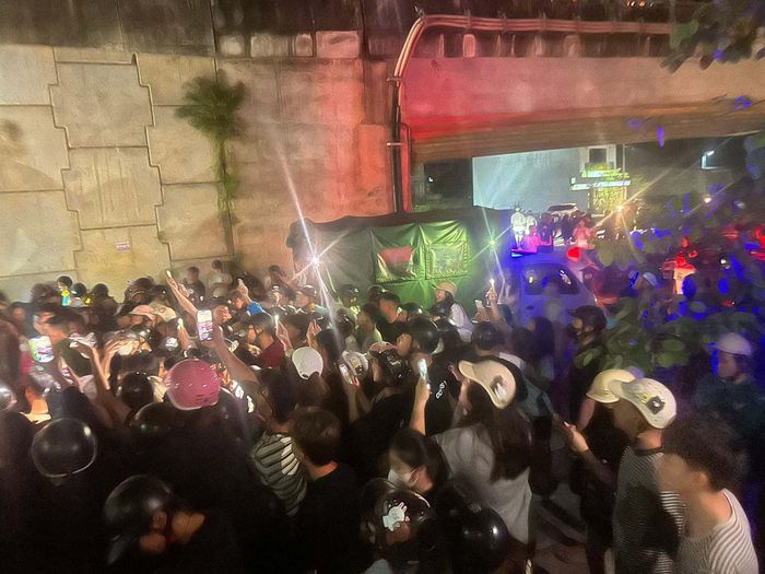Hàng trăm người hiếu kỳ vây kín chiếc ô tô rồi quay video và livestream trên mạng xã hội. (Ảnh cắt từ clip)