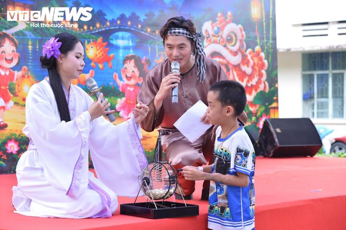 Bệnh nhi tham gia bốc thăm trúng thưởng cùng với chú Cuội và chị Hằng.