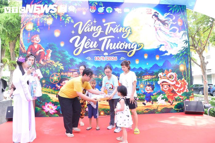Thông qua chuỗi hoạt động “Vầng trăng yêu thương”, Bệnh viện Nhi Đồng 2 trao tặng hơn 5.000 phần quà, hơn 3.000 phần lì xì cho bệnh nhi nội trú và ngoại trú, đồng thời hỗ trợ hơn 1 tỷ đồng chi phí điều trị cho các em có hoàn cảnh khó khăn. Những món quà không chỉ mang đến niềm vui trong dịp Trung thu mà còn là lời động viên, tiếp thêm sức mạnh để các em vượt qua bệnh tật, sớm trở về bên gia đình.