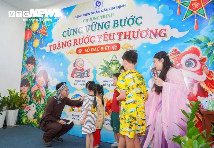 Trong khuôn khổ chương trình, Bệnh viện trao tặng bánh Trung thu đến người bệnh đang điều trị nội trú, mỗi phần gồm 2 bánh, đồng thời trao 1.200 phần cháo chay, trong đó 1.000 phần dành tặng người bệnh và thân nhân, 200 phần dành tặng nhân viên y tế.