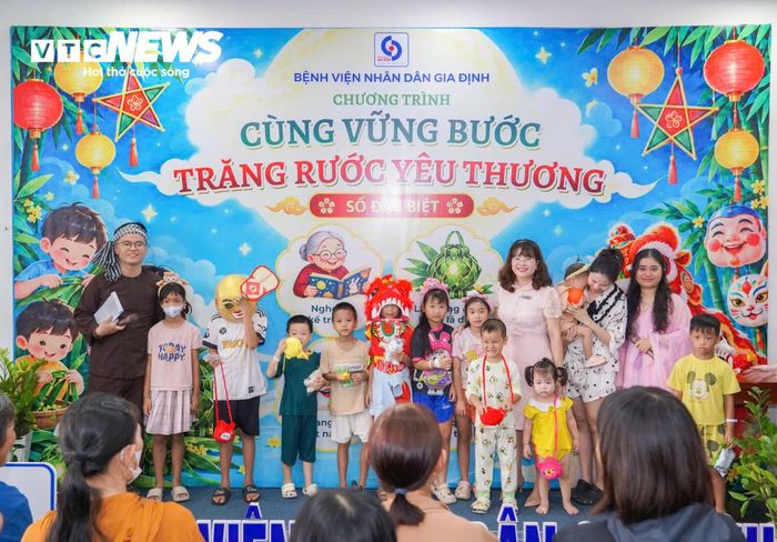 Tại Bệnh viện Nhân dân Gia Định, các bệnh nhi cũng được trải qua mùa Trung thu ý nghĩa với chương trình “Cùng vững bước - Trăng rước yêu thương” với nhiều hoạt động giao lưu, vui chơi.