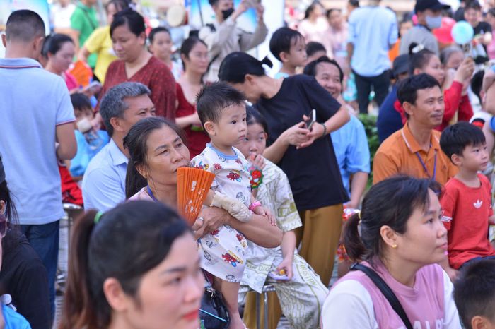 Phụ huynh và bệnh nhi chăm chú theo dõi các tiết mục văn nghệ vui trung thu. Đây là khoảng thời gian để các em và gia đình tạm gác lại nỗi lo toan bệnh tật để cùng hoà vào mùa trung thu ấm áp, nghĩa tình.