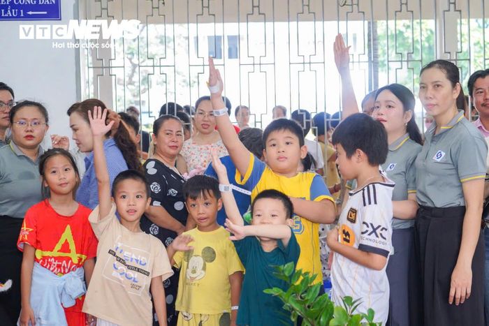 TS.BS Võ Hồng Minh Công, Phó Giám đốc Bệnh viện Nhân dân Gia Định cho biết, chương trình được bệnh viện tổ chức định kỳ hàng năm. Đây không chỉ là sự sẻ chia về vật chất mà còn là sự động viên về tinh thần, giúp người bệnh và thân nhân có thêm những khoảnh khắc vui vẻ, ấm áp trong những ngày ở bệnh viện.