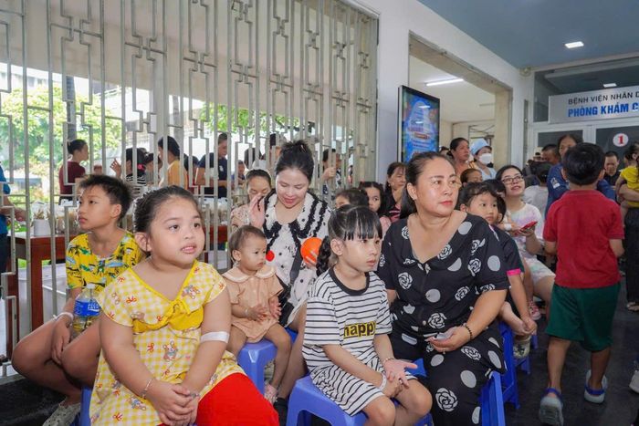 Người bệnh, thân nhân và nhân viên y tế cùng tham gia tạo nên một không gian Trung thu gần gũi, ấm áp ngay giữa bệnh viện.