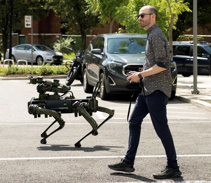 CEO Gavin Kenneally của Ghost Robotics điều khiển chó robot tại trụ sở chính của công ty ở Philadelphia, Pennsylvania, Mỹ. (Ảnh: Reuters)