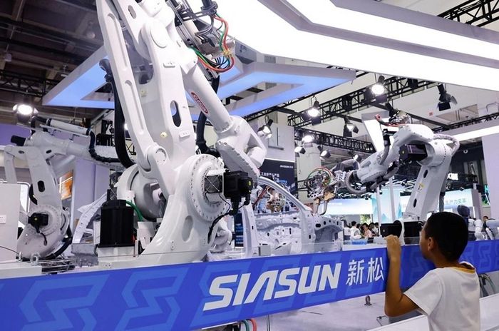  Robot công nghiệp ứng dụng trong dây chuyền lắp ráp ô tô của Siasun tại Hội nghị Robot Thế giới 2026, Bắc Kinh, Trung Quốc. (Ảnh: Reuters)