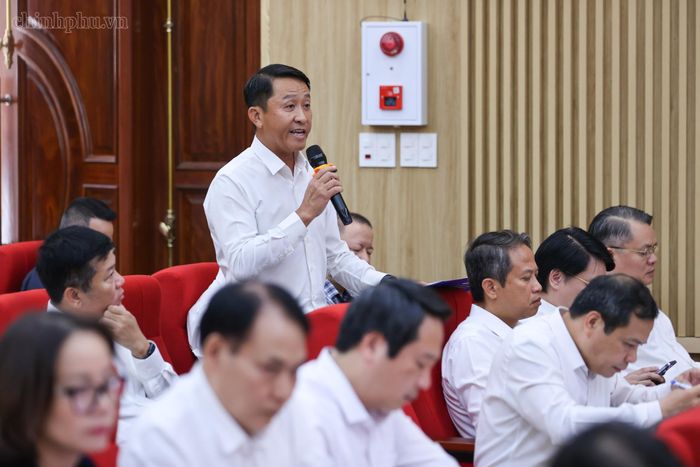 Cử tri nêu ý kiến, kiến nghị tại cuộc tiếp xúc. (Ảnh: Chinhphu.vn)