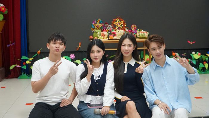 Trần Tuệ Hân (thứ 2 từ phải qua) cùng các thành viên trong CLB.