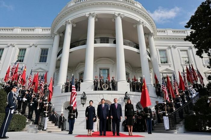 Ông Trump cùng Đệ nhất phu nhân Melania chào đón ông Tập Cận Bình và phu nhân Bành Lệ Viện tại bãi cỏ phía Nam Nhà Trắng. (Ảnh: Reuters)