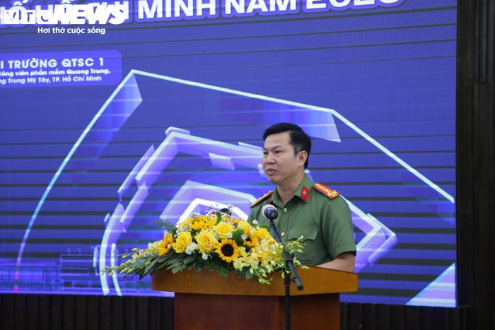 Đại tá Lê Công Anh, Phó Giám đốc Công an Thành phố, Thủ trưởng Cơ quan An ninh điều tra Công an TP.HCM, phát biểu tại chương trình. (Ảnh: Ngọc Duy)