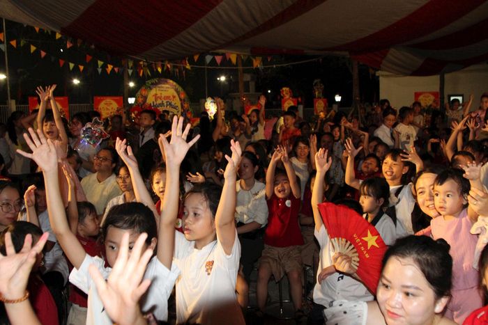 Đông đảo các em thiếu nhi phấn khởi hòa mình vào không khí đêm hội. Ảnh: Huy Hoàng