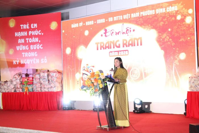 Phó Chủ tịch UBND phường Định Công Nguyễn Thị Thu Hương đọc thư của Tổng Bí thư, Chủ tịch nước Tô Lâm và phát biểu tại sự kiện. Ảnh: Huy Hoàng
