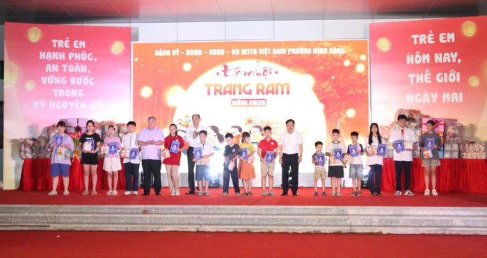 Lãnh đạo phường Định Công tặng quà cho các em thiếu nhi có hoàn cảnh đặc biệt. Ảnh: Huy Hoàng