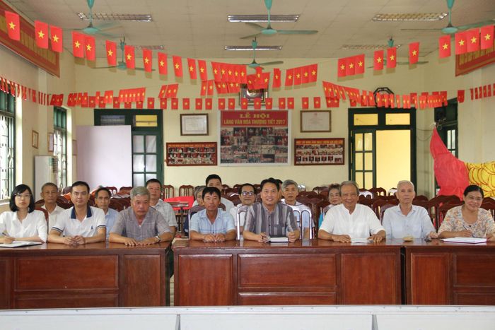 Tổ hòa giải thôn Thượng Tiết tại buổi làm việc với Tổ tư vấn của thôn vào sáng 23-9. Ảnh: Biên Phạm