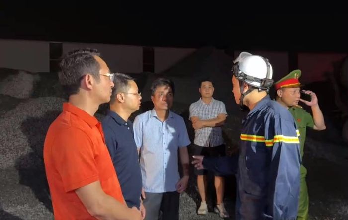 Lãnh đạo xã Sơn Đồng có mặt kịp thời. Ảnh: Diệu Phú