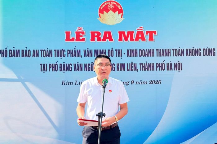 Phó Chủ tịch UBND phường Kim Liên Trần Hoàng phát biểu tại lễ ra mắt. Ảnh: Nguyên Bảo