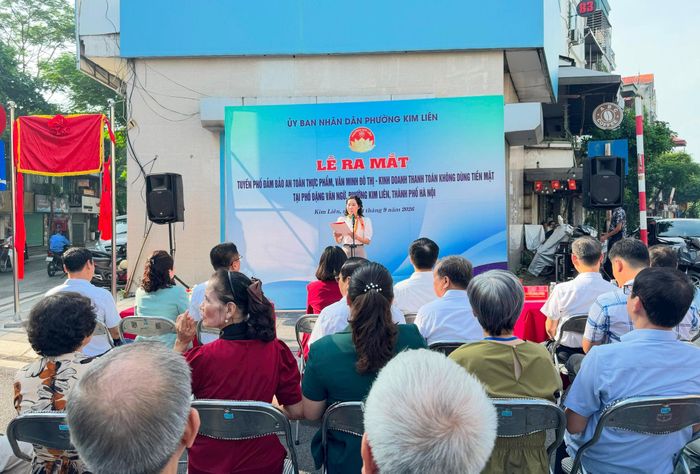 Quang cảnh Lễ ra mắt mô hình “Tuyến phố đảm bảo an toàn thực phẩm, văn minh đô thị - kinh doanh thanh toán không dùng tiền mặt” tại phố Đặng Văn Ngữ. Ảnh: Nguyên Bảo