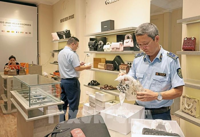 Đội Quản lý thị trường số 2 kiểm tra một cửa hàng kinh doanh trên phố Hàng Đào. Ảnh: Trần Việt