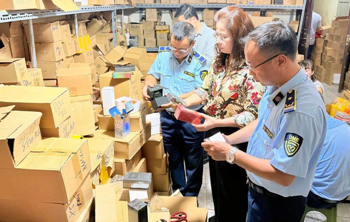 Lực lượng Quản lý thị trường thành phố Hà Nội kiểm tra kho mỹ phẩm, nước hoa nhập lậu tại 64 Hàng Giấy.