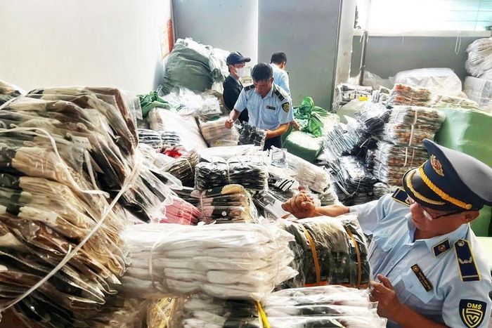 Lực lượng chức năng thu giữ nhiều sản phẩm giả mạo các nhãn hiệu đã được bảo hộ tại Hà Nội. Ảnh: Lưu Quyên