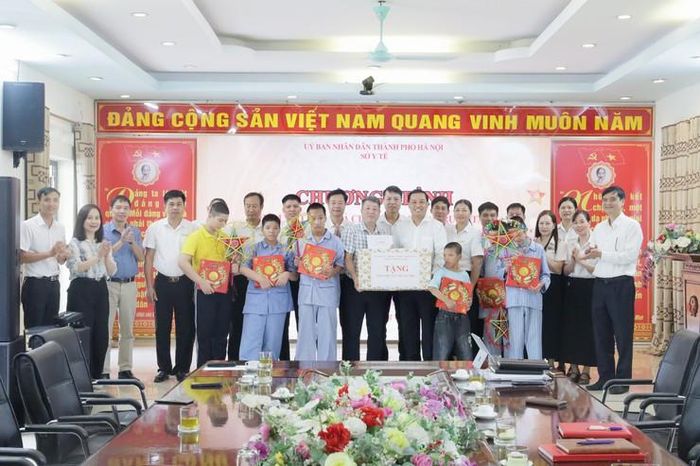 Tặng quà Trung thu cho các em thiếu nhi tại Trung tâm Chăm sóc và Phục hồi chức năng người tâm thần số 1 Hà Nội. Ảnh: Mai Trang